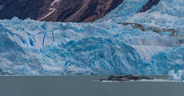 Buzullar Lago Argentino gölünün Los Glaciares Milli Parkı içinde 