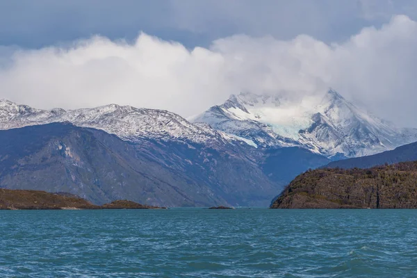 Buzullar Lago Argentino gölünün Los Glaciares Milli Parkı içinde 