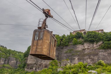 Eski şehir Tbilisi ve Gürcistan'daki Kutaisi yakınındaki Chiatura