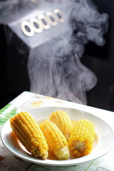 Μαγειρεμένο Ζεστό Κίτρινο Γλυκό Καλαμπόκι Στο Πιάτο Ατμό Στο Τραπέζι — Φωτογραφία Αρχείου