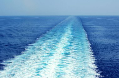 Mavi denizdeki geminin izi.