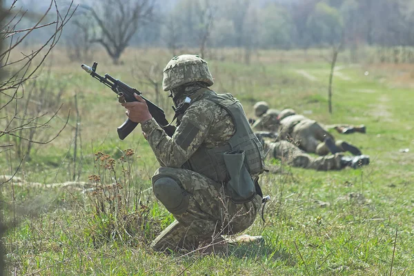 戦術的な練習で軍の兵士 — ストック写真