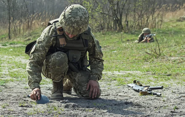 Soldados militares em exercícios táticos — Fotografia de Stock