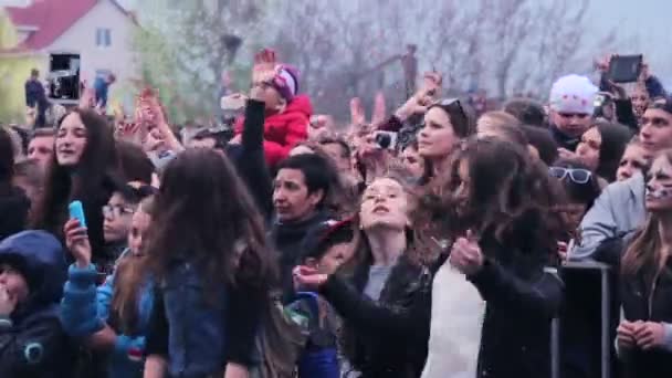 日托米尔、 乌克兰-2016 年 4 月 16 日︰ 年轻人跳舞、 享受音乐 — 图库视频影像