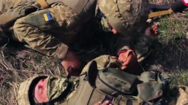 Jitomir, Ukrayna - 08 Nisan 2016: Askeri askerler üzerinde taktik eğitimleri