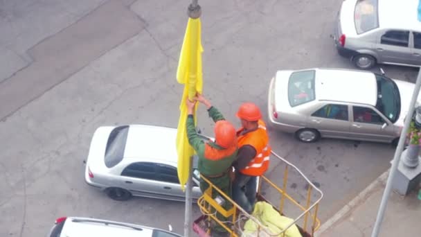 Zhytomyr, Ukraine - August 22, 2015: Men raise the flag above the ground — Stock Video