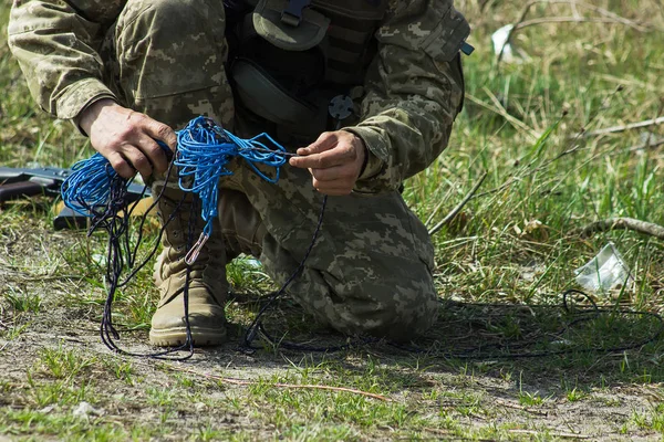 Militaria Żołnierz z liną o ćwiczenia taktyczne — Zdjęcie stockowe