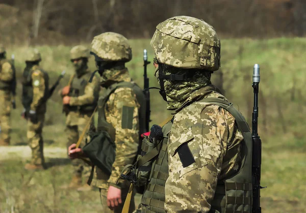 Militares com kalashnikov em exercícios táticos — Fotografia de Stock