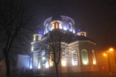 Kilisenin çan kulesi silueti