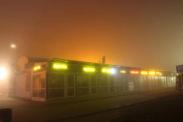 Wastelands på Velvet fog nära marknaden — Stockfoto