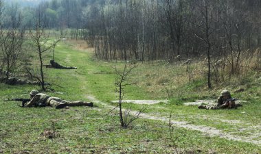çim yatıyor Kalaşnikof ile ordu askerleri