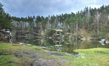 Su altında terk edilmiş taş ocağı
