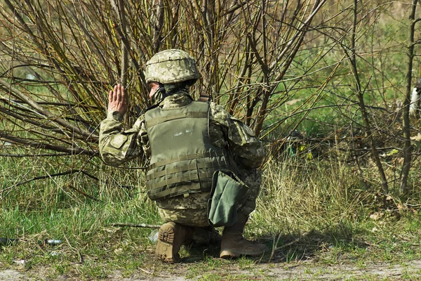 Soldado militar em exercícios táticos dar um sinal — Fotografia de Stock