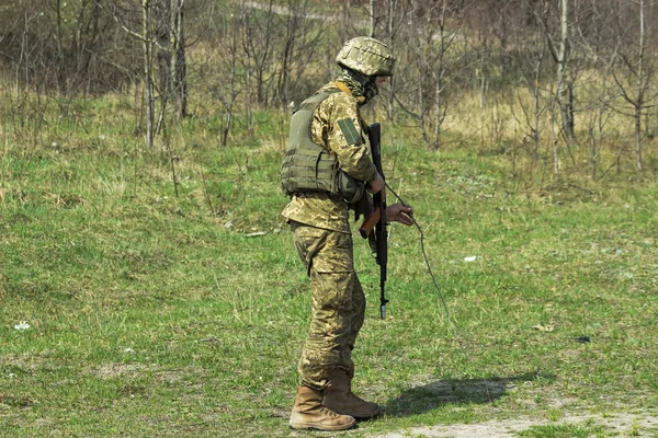 Στρατιωτικός με Καλάσνικοφ σε ασκήσεις τακτικής — Φωτογραφία Αρχείου