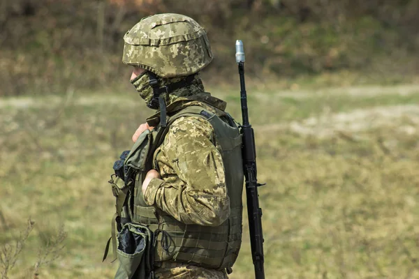 Militær i skuddsikker vest rustning og hjelm – stockfoto