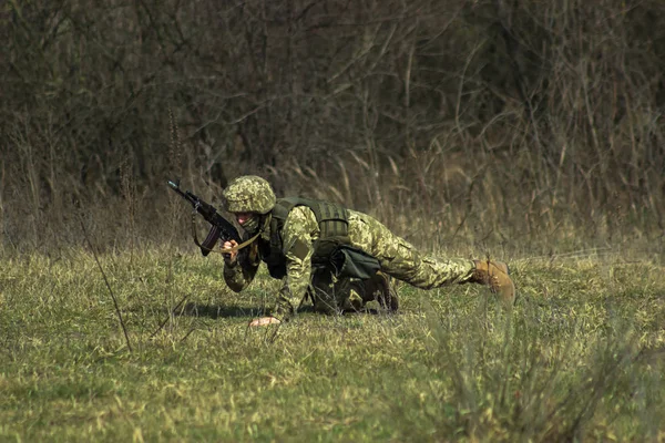 Militar con kalashnikov en los ejercicios tácticos — Foto de Stock