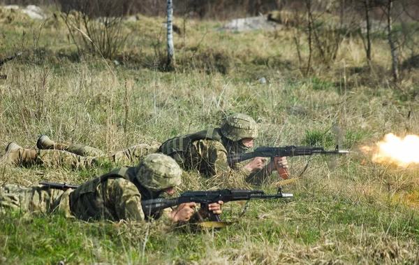 军人用卡拉什尼科夫炮火 — 图库照片