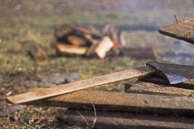 Şenlik ateşi ve paket ahşap yakınındaki büyük balta