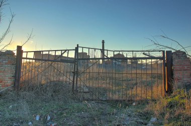 Kırsal çiftlikte eski ahşap paslanmış demir kapısı