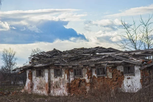 Fazenda abandonada em um dia tempestuoso — Fotografia de Stock