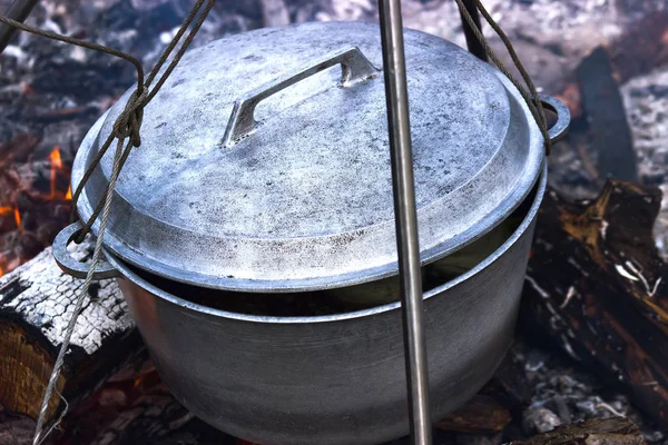 森でキャンプファイヤーの大釜で調理 — ストック写真