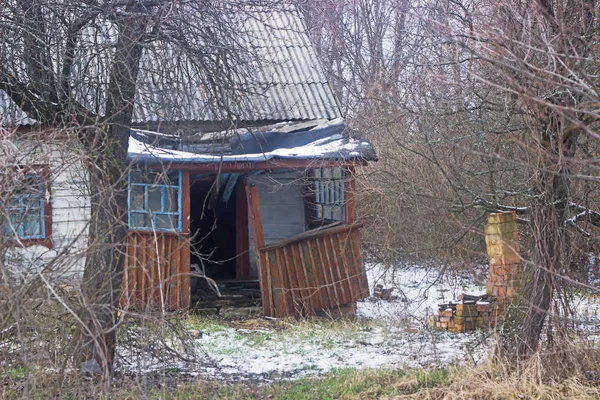Verlaten voorjaar huis in de buurt van Chernobyl — Stockfoto