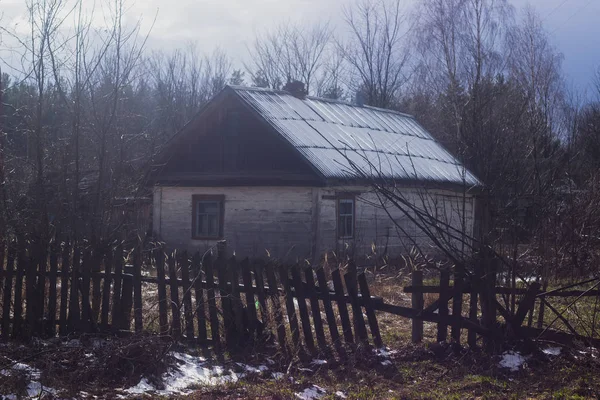 Chernobyl yakınlarında terk edilmiş Bahar evi — Stok fotoğraf