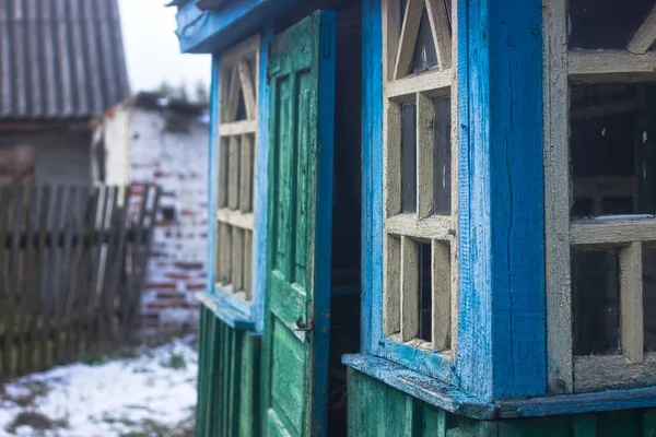 Maisons écailleuses abandonnées près de Tchernobyl à la source — Photo