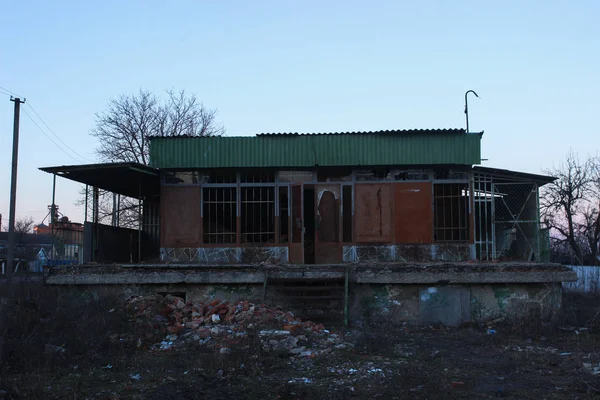 Velha loja abandonada na cidade fantasma — Fotografia de Stock