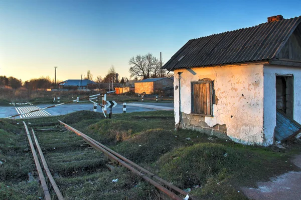 Velhice abandonada à beira de trilhos ferroviários — Fotografia de Stock