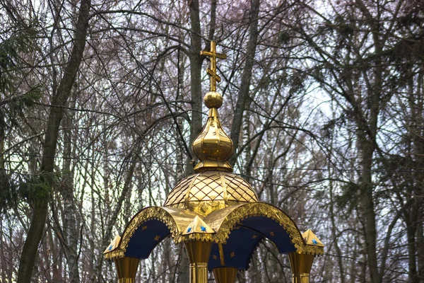 Goldenes Kreuz auf dem Kirchendach — Stockfoto