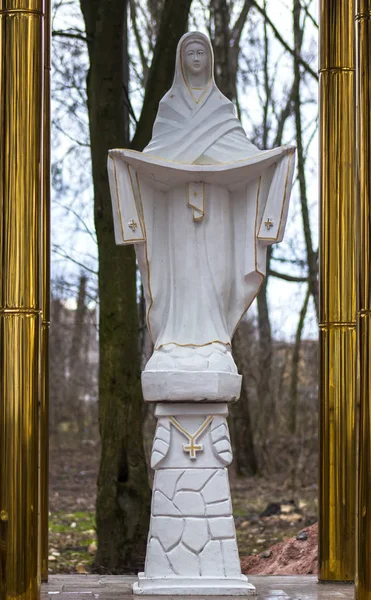 Statuen heiliger Frauen in der Kirche — Stockfoto