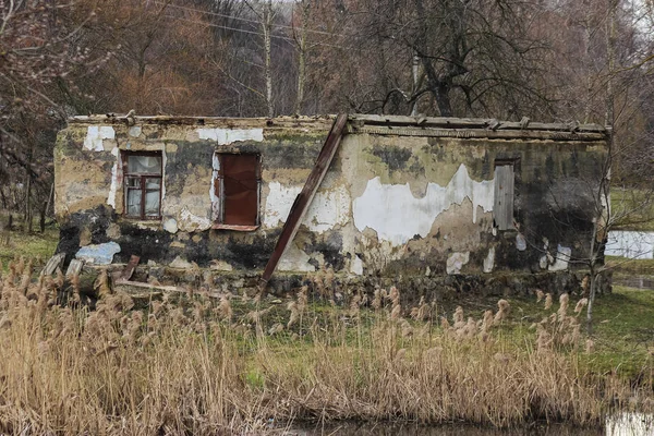 Wiosna opuszczony dom w pobliżu Chernobyl — Zdjęcie stockowe