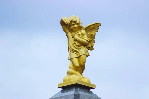 Ancienne sculpture d'ange pleurant contre le ciel bleu . — Photo