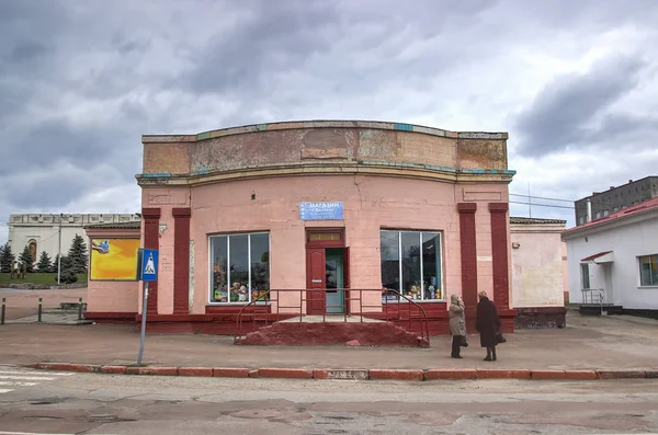 Старый заброшенный магазин в городе-призраке — стоковое фото