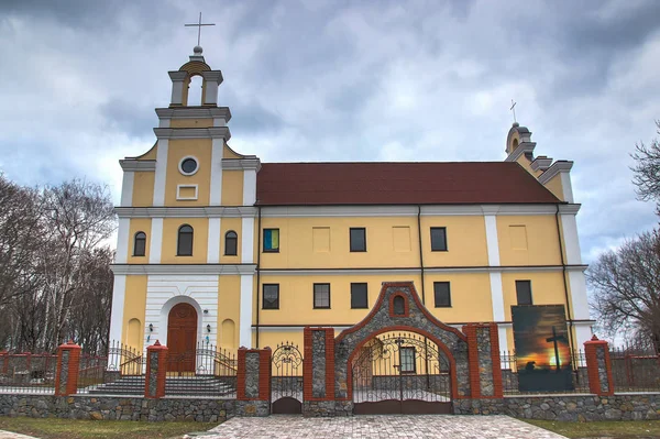 Landkirche in der Ukraine bei bewölktem Tag — Stockfoto