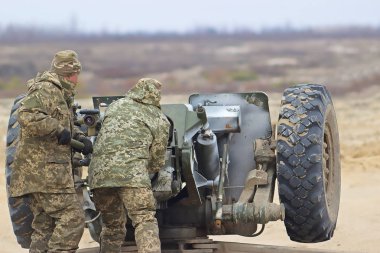 Askeri savaş alanında ağır topçu
