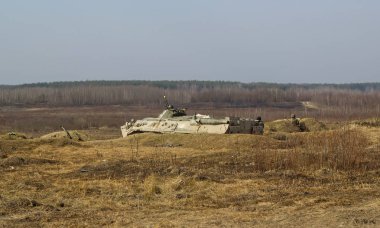 Topçu tankı üzerinde çim askeri saklanıyor