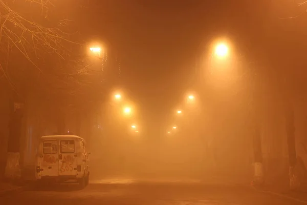 Rotto auto rimane giù per l'autostrada a nebbia invernale — Foto Stock