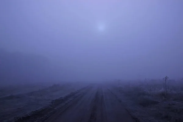 Pustelandy na aksamitnej mgle na drodze — Zdjęcie stockowe