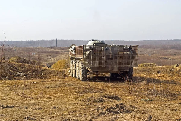 Tanque de artillería en militar escondido en la hierba — Foto de Stock