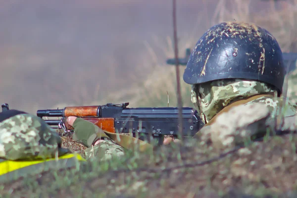 戦術的な練習でカラシニコフと軍事 — ストック写真