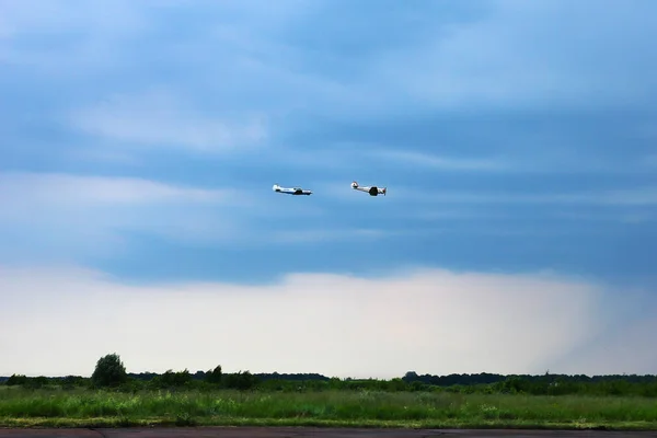 Due aeromobili durante l'aviazione di volo — Foto Stock