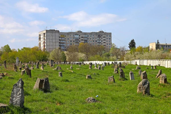 Pierres tombales de l'ancien cimetière juif — Photo