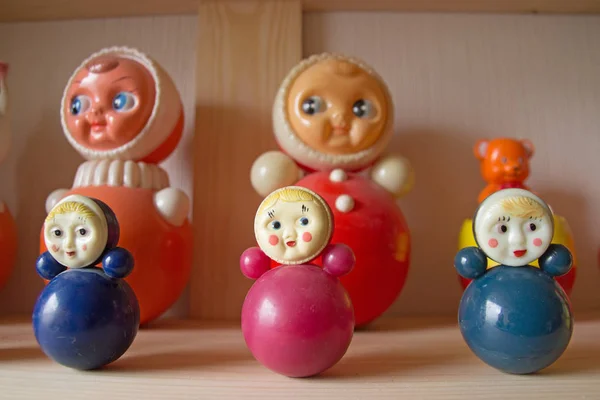 Muñecas rusas. Falsa matryoshka en el estante —  Fotos de Stock