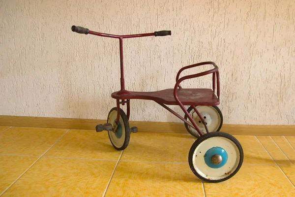 Bebé Bicicleta con 3 ruedas. Vitnage metal Tri-ciclo juguete — Foto de Stock