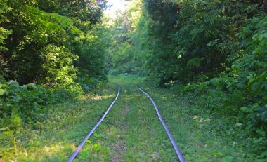Tünelde bir sırt çantası ile turizm