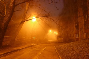 gece siste sokak