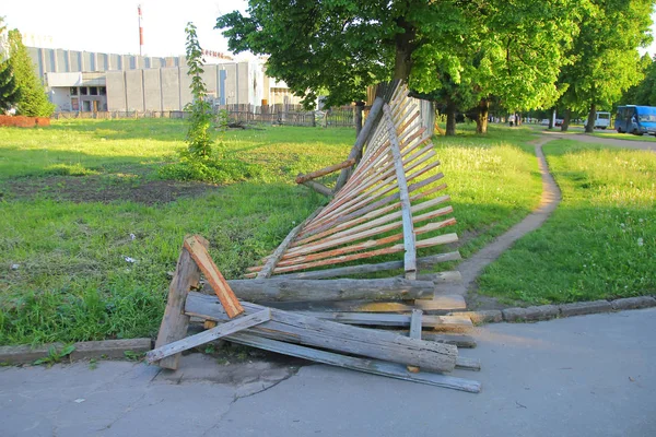 Houten hekken uitgesplitst in gras — Stockfoto