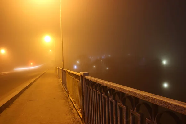 Jalan malam dalam kabut — Stok Foto